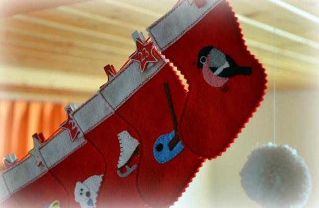 Even very simple shapes in different colors look fantastic. gloves, snowmen, boots, Christmas trees, stockings to bring candy canes, gingerbread men, butterflies, birds, leaves of trees, Christmas decorations, small houses, bird cages, eggs and hearts decorations color, texture and rustic atmosphere in your holiday home device. 