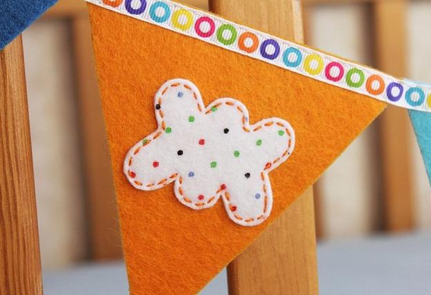 Even very simple shapes in different colors look fantastic. gloves, snowmen, boots, Christmas trees, stockings to bring candy canes, gingerbread men, butterflies, birds, leaves of trees, Christmas decorations, small houses, bird cages, eggs and hearts decorations color, texture and rustic atmosphere in your holiday home device. 