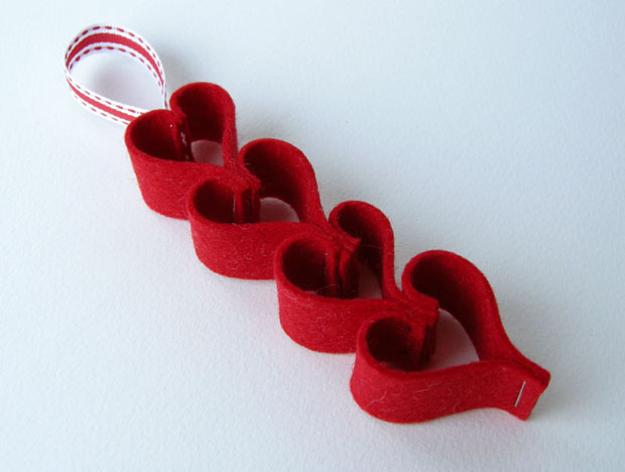 Even very simple shapes in different colors look fantastic. gloves, snowmen, boots, Christmas trees, stockings to bring candy canes, gingerbread men, butterflies, birds, leaves of trees, Christmas decorations, small houses, bird cages, eggs and hearts decorations color, texture and rustic atmosphere in your holiday home device. 