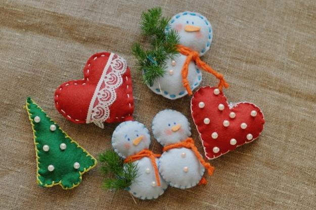 Even very simple shapes in different colors look fantastic. gloves, snowmen, boots, Christmas trees, stockings to bring candy canes, gingerbread men, butterflies, birds, leaves of trees, Christmas decorations, small houses, bird cages, eggs and hearts decorations color, texture and rustic atmosphere in your holiday home device. 