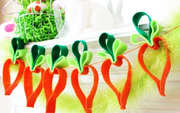 Even very simple shapes in different colors look fantastic. gloves, snowmen, boots, Christmas trees, stockings to bring candy canes, gingerbread men, butterflies, birds, leaves of trees, Christmas decorations, small houses, bird cages, eggs and hearts decorations color, texture and rustic atmosphere in your holiday home device. 