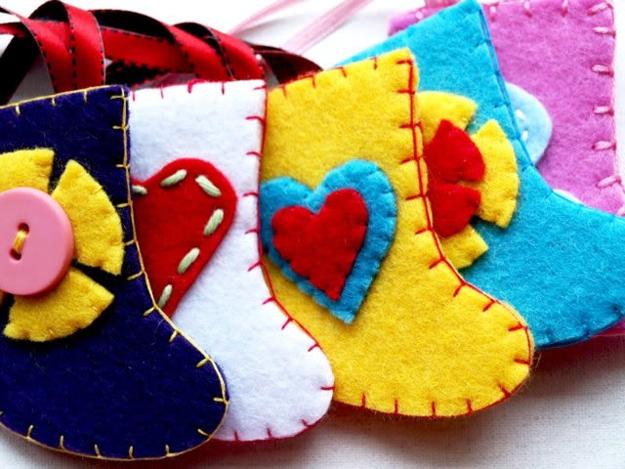 Even very simple shapes in different colors look fantastic. gloves, snowmen, boots, Christmas trees, stockings to bring candy canes, gingerbread men, butterflies, birds, leaves of trees, Christmas decorations, small houses, bird cages, eggs and hearts decorations color, texture and rustic atmosphere in your holiday home device. 