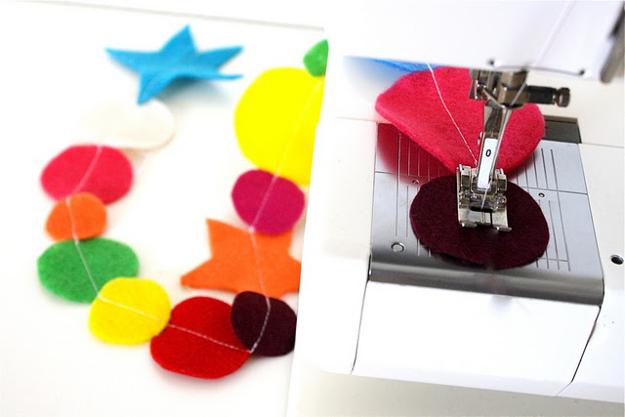 Even very simple shapes in different colors look fantastic. gloves, snowmen, boots, Christmas trees, stockings to bring candy canes, gingerbread men, butterflies, birds, leaves of trees, Christmas decorations, small houses, bird cages, eggs and hearts decorations color, texture and rustic atmosphere in your holiday home device. 
