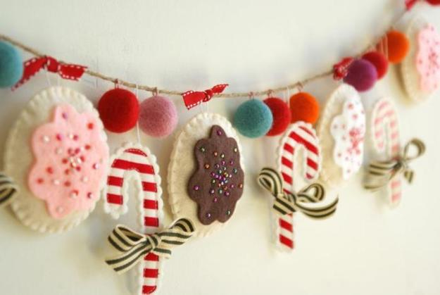 Even very simple shapes in different colors look fantastic. gloves, snowmen, boots, Christmas trees, stockings to bring candy canes, gingerbread men, butterflies, birds, leaves of trees, Christmas decorations, small houses, bird cages, eggs and hearts decorations color, texture and rustic atmosphere in your holiday home device. 