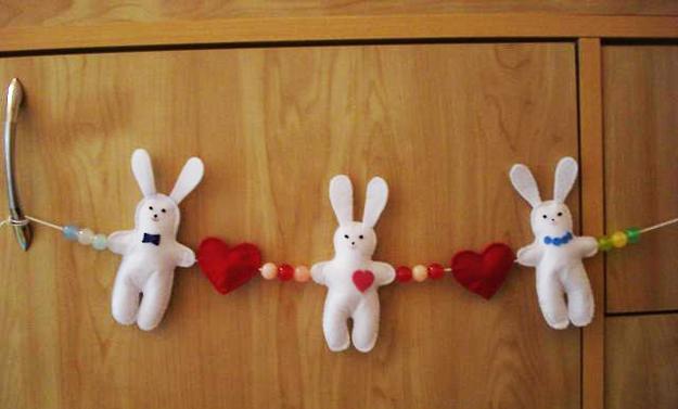 Even very simple shapes in different colors look fantastic. gloves, snowmen, boots, Christmas trees, stockings to bring candy canes, gingerbread men, butterflies, birds, leaves of trees, Christmas decorations, small houses, bird cages, eggs and hearts decorations color, texture and rustic atmosphere in your holiday home device. 