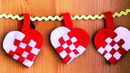 Even very simple shapes in different colors look fantastic. gloves, snowmen, boots, Christmas trees, stockings to bring candy canes, gingerbread men, butterflies, birds, leaves of trees, Christmas decorations, small houses, bird cages, eggs and hearts decorations color, texture and rustic atmosphere in your holiday home device. 