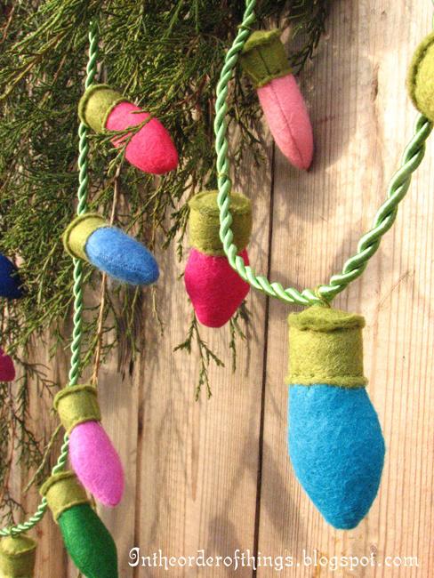 Even very simple shapes in different colors look fantastic. gloves, snowmen, boots, Christmas trees, stockings to bring candy canes, gingerbread men, butterflies, birds, leaves of trees, Christmas decorations, small houses, bird cages, eggs and hearts decorations color, texture and rustic atmosphere in your holiday home device. 