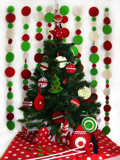 Even very simple shapes in different colors look fantastic. gloves, snowmen, boots, Christmas trees, stockings to bring candy canes, gingerbread men, butterflies, birds, leaves of trees, Christmas decorations, small houses, bird cages, eggs and hearts decorations color, texture and rustic atmosphere in your holiday home device. 