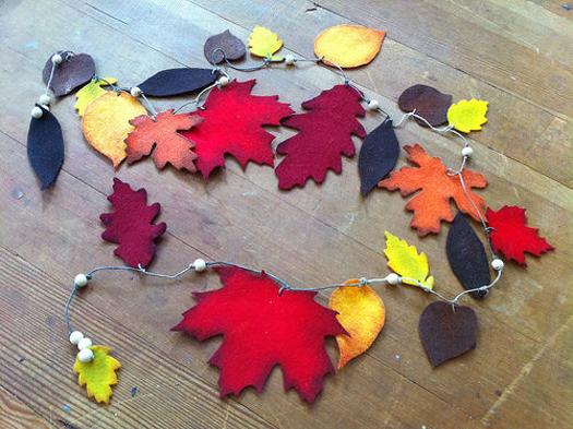 Even very simple shapes in different colors look fantastic. gloves, snowmen, boots, Christmas trees, stockings to bring candy canes, gingerbread men, butterflies, birds, leaves of trees, Christmas decorations, small houses, bird cages, eggs and hearts decorations color, texture and rustic atmosphere in your holiday home device. 