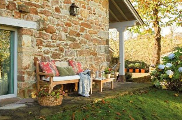 Stone cottage outdoor home decor ideas 4