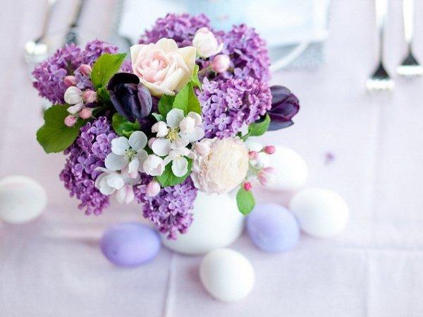 Easter decoration and table decoration in purple and green colors