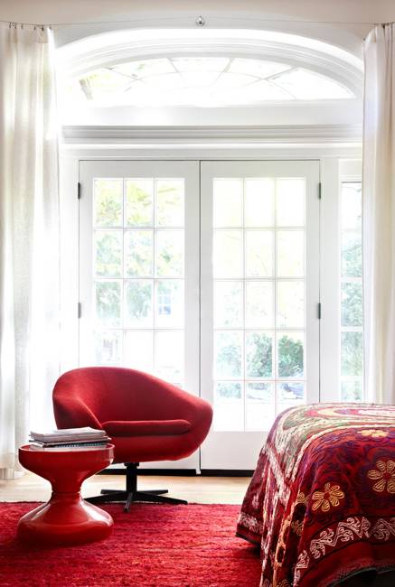 modern interior decorating ideas in eclectic style, black, white and red