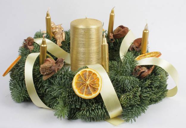 Christmas decoration and table decoration with lemons