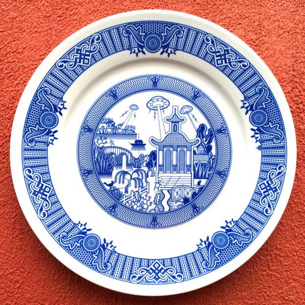 hand painted plates, interior fittings in white and blue colors