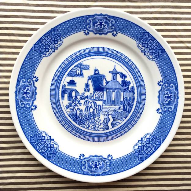 hand painted plates, interior fittings in white and blue colors