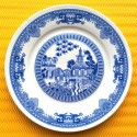 hand painted plates, interior fittings in white and blue colors