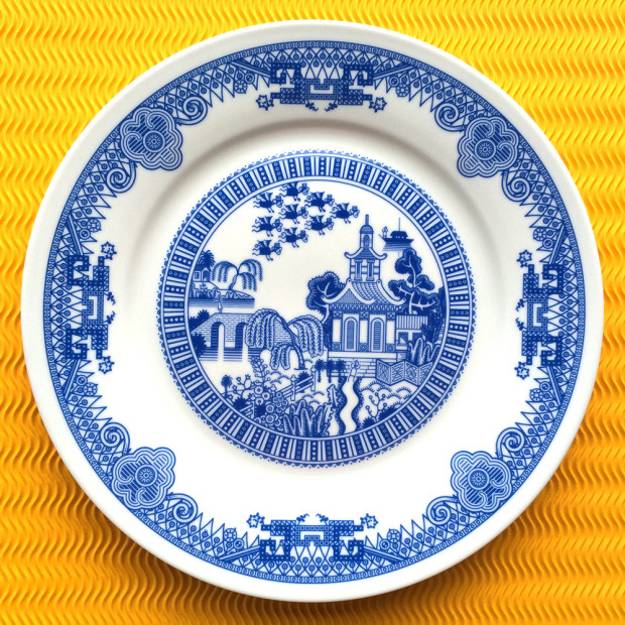  hand painted plates, interior fittings in white and blue colors 