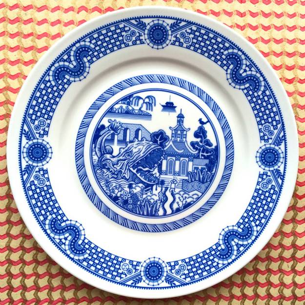  hand painted plates, interior fittings in white and blue colors 