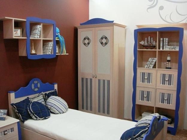 space decorate with vertical stripes