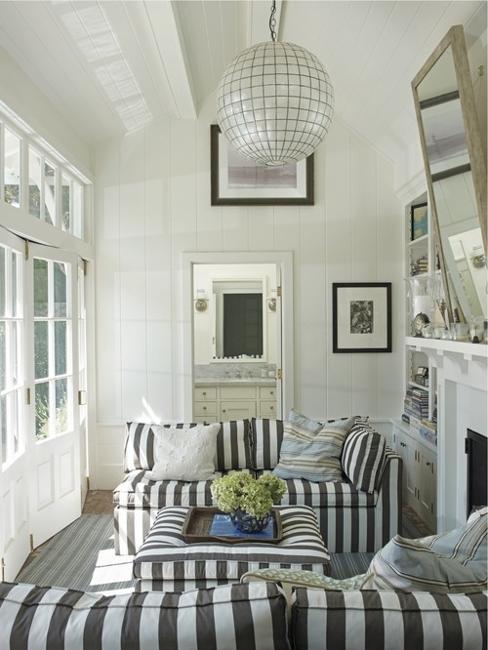 space decorate with vertical stripes