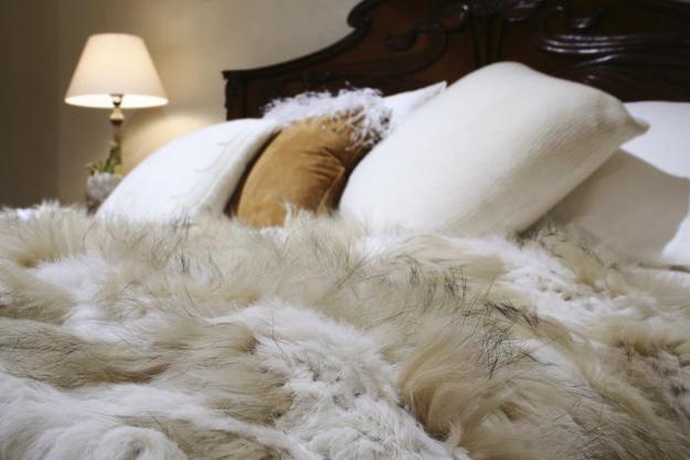 Sheep inspired contemporary decor ideas, wood furniture and handmade decorative accessories