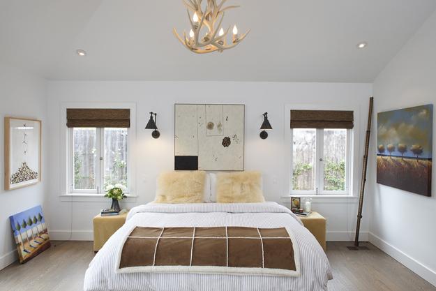 bedroom design with paintings and prints as a modern wall decorations