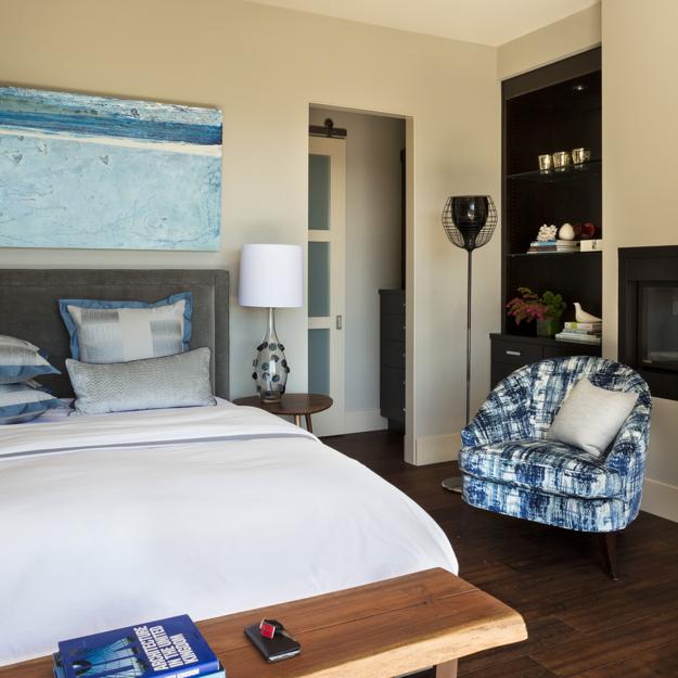 bedroom design with paintings and prints as a modern wall decorations