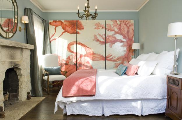 bedroom design with paintings and prints as a modern wall decorations