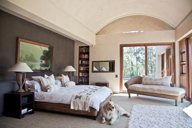 bedroom design with paintings and prints as a modern wall decorations