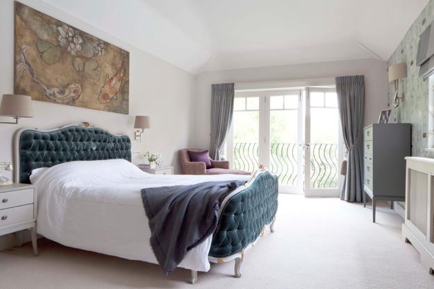 bedroom design with paintings and prints as a modern wall decorations