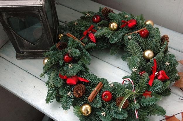  cheap ideas for Christmas decorating, homemade Christmas wreaths 