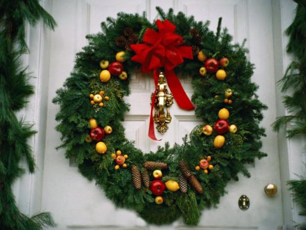  cheap ideas for Christmas decorating, homemade Christmas wreaths 