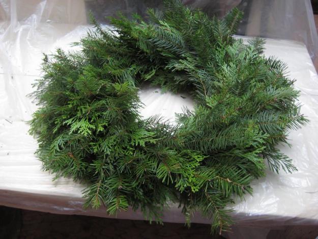 cheap ideas for Christmas decorating, homemade Christmas wreaths 